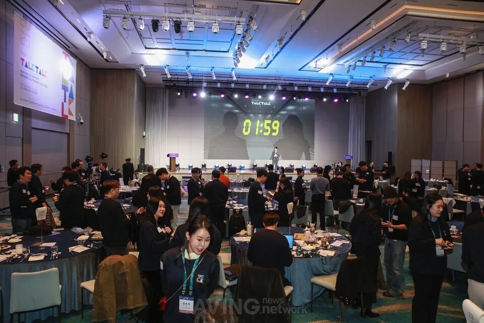 'Meet-up Talk! Talk!' 2부 행사 : 엘리베이터 Meet-up with SWOT | 사진 제공 - 부산창조경제혁신센터