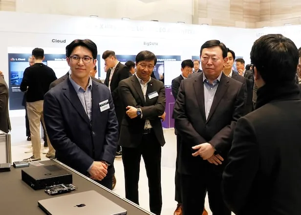 신동빈 롯데그룹 회장이 지난 7일 서울 송파구 신천동에 있는 롯데월드타워에서 열린 '2024 롯데 CEO AI 컨퍼런스'에 참석한 모습. /롯데그룹 제공
